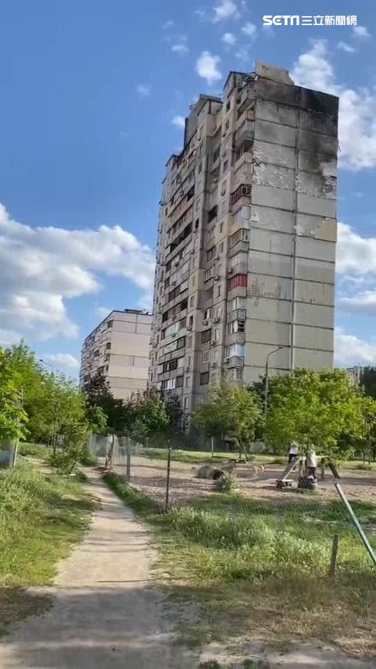 烏克蘭住宅大樓燒焦的痕跡特別明顯，且上層的玻璃都破碎了。（圖／裴凡強授權提供）