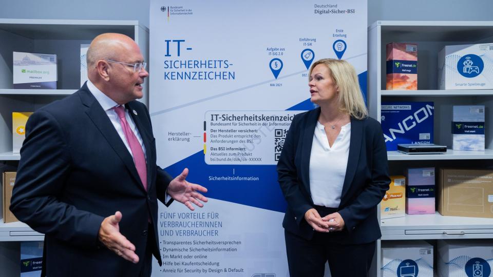 Nancy Faeser (SPD), Bundesinnenministererin, steht bei einem Besuch im Bundesamt für Sicherheit in der Informationstechnik (BSI) neben Arne Schönbohm, dem Präsidenten des BSI. - Copyright: picture alliance/dpa | Rolf Vennenbernd