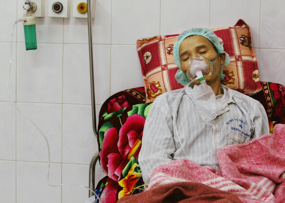 HANOI, VIETNAM – JANUARY22: A Vietnamese woman suffering from a respiratory illness similar to the Bird Influenza (also called Avian Flu) at the Bach Mai hospital, National Institute of Infectious and Tropical Diseases January 22, 2004 in Hanoi, Vietnam. (Photo by Paula Bronstein/Getty Images)