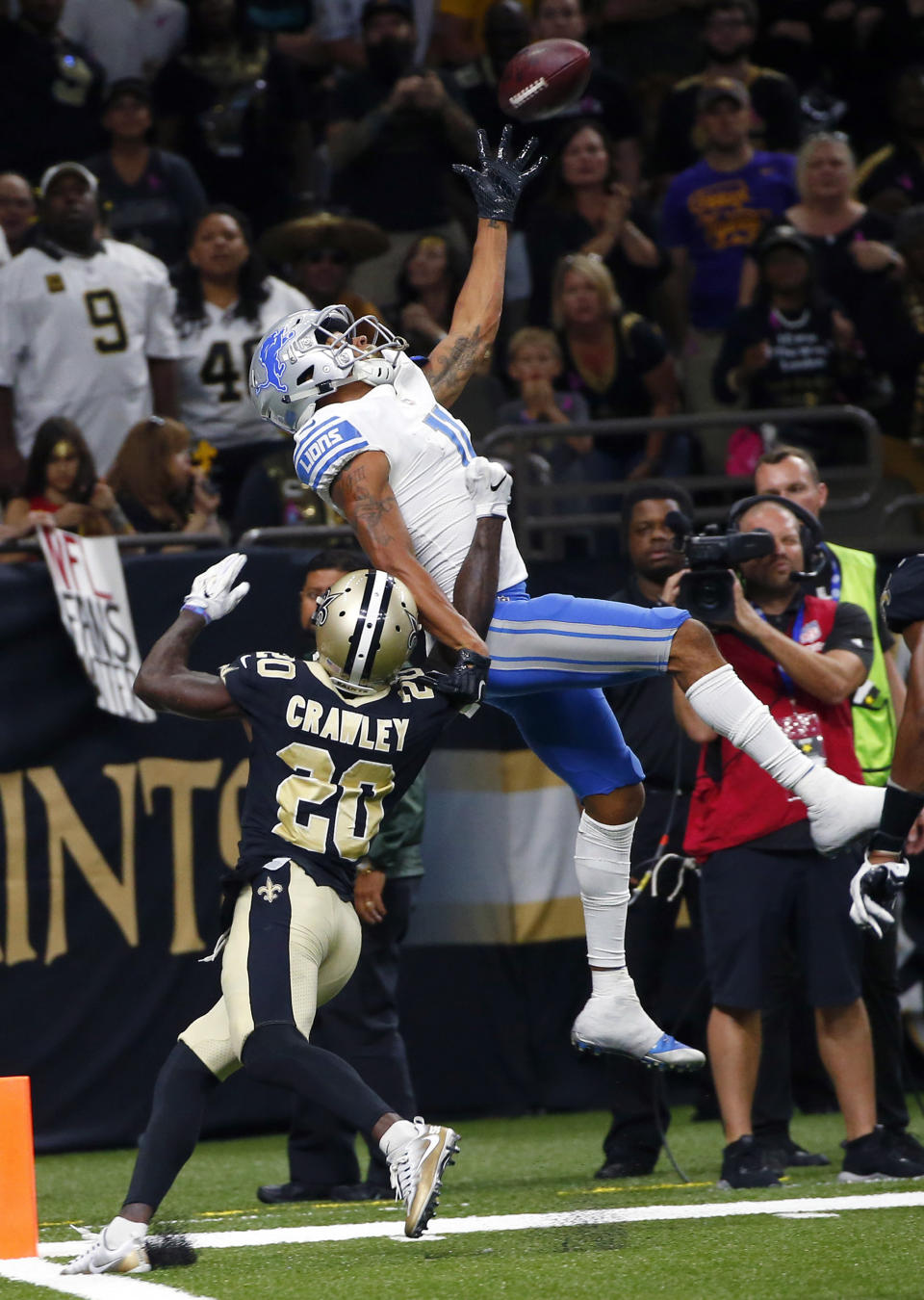 <p>Detroit Lions wide receiver Marvin Jones pulls in a one-handed touchdown reception overNew Orleans Saints cornerback Ken Crawley (20) in the second half of an NFL football game in New Orleans, Sunday, Oct. 15, 2017. (AP Photo/Butch Dill) </p>