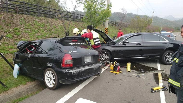 高速碰撞下雙方車頭全毀，喜美車一家3口狀況不樂觀，賓士車上2人則無大礙。（翻攝照片）