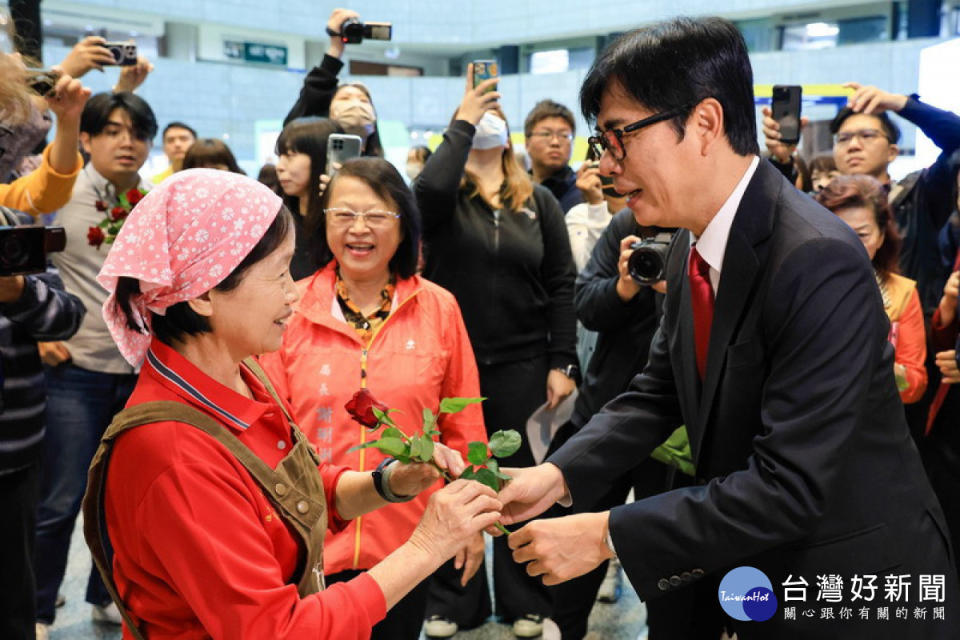 ▲淨零女力高雄好未來，市長致贈玫瑰花祝婦女節快樂。