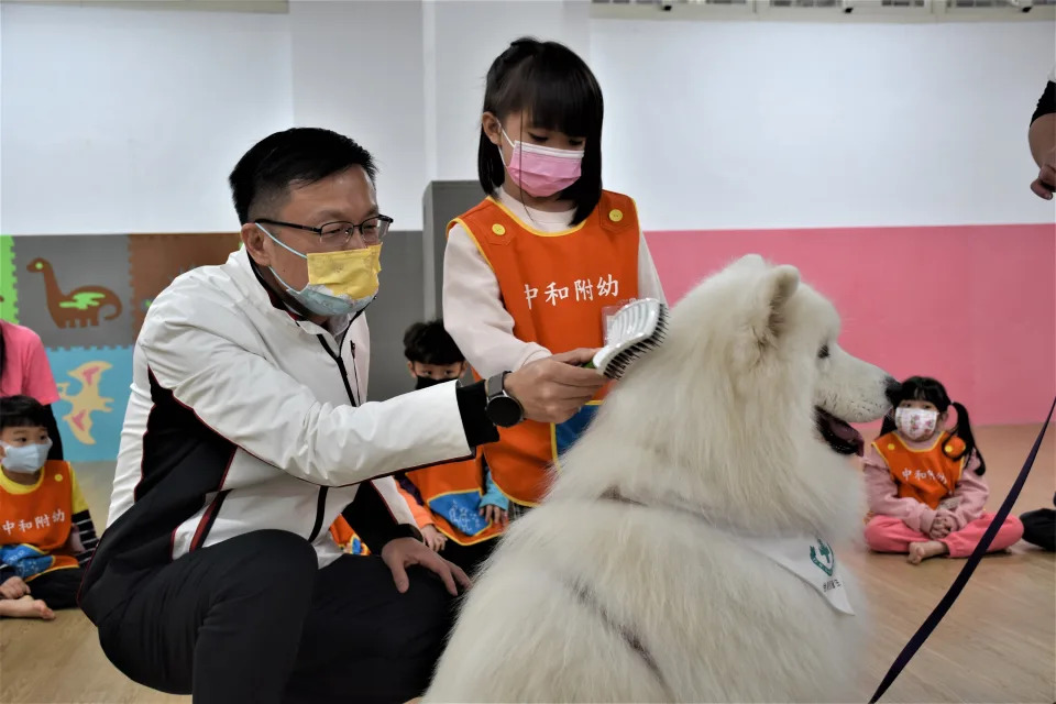 透過梳毛近距離的接觸，可穩定幼生情緒