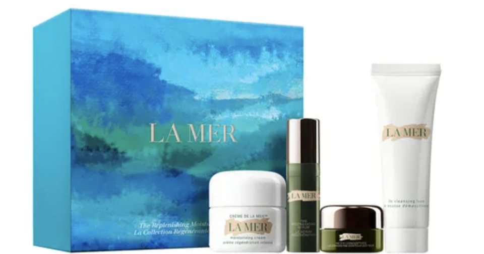 La Mer The Replenishing Moisture Collection Set comes in a blue-green box