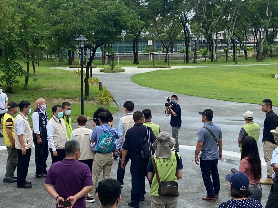 市長黃偉哲視察綠草如茵又兼顧微滯洪的玉井運動公園。（記者張淑娟攝）