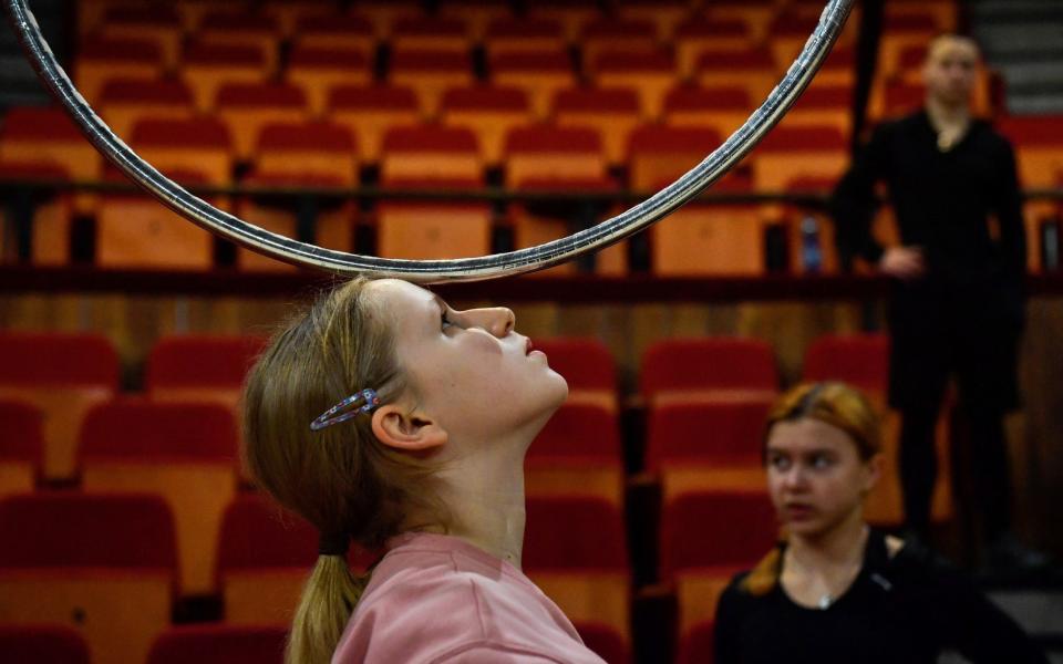 Ukrainian Mariia Kravchenko, a participant of the Yaskrava Arena Dnipro International Children's Circus Festival practices before the competition in Budapest, Hungary, January 1, 2023. REUTERS/Marton Monus - REUTERS/Marton Monus