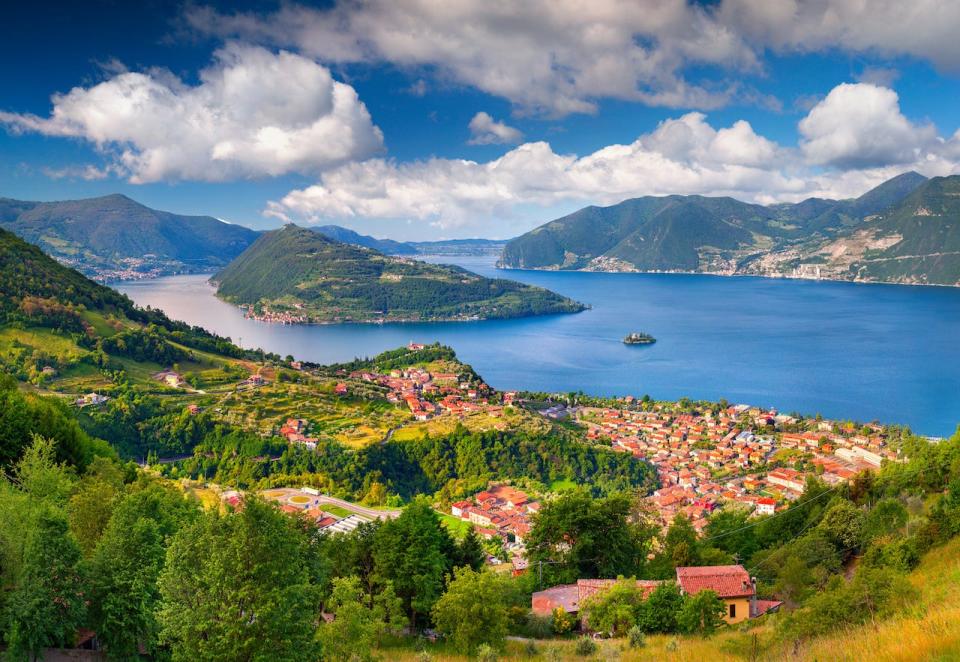 Ein Blick auf den Lago Iseo und die Insel Monte Isola in der Mitte an einem sonnigen Tag.