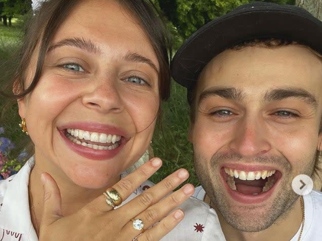 Bel Powley and Douglas Booth announced their engagement on Instagram after a romantic picnic proposal (Douglas Booth/@douglasbooth)