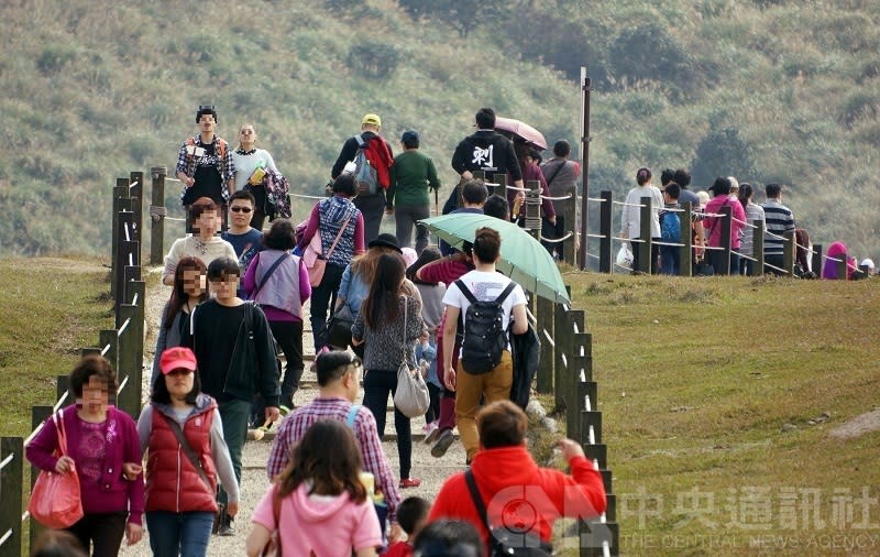 2019冠狀病毒疾病（武漢肺炎）在中國大陸的疫情暫時有趨緩跡象，但民眾已經忍耐不住。近日多地有民眾群聚購物出遊，讓官媒疾呼不可。(出遊示意照/中央社檔案照片)                 