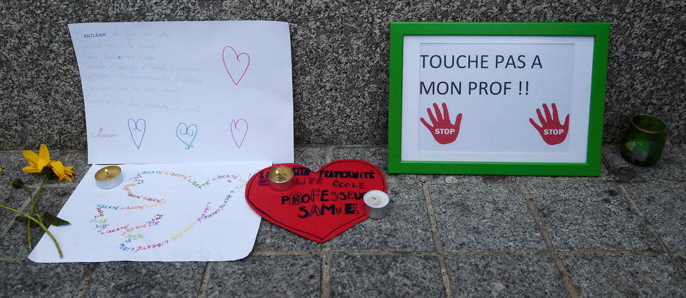 Un message d'hommage à Samuel Paty, photographié à Strasbourg, dimanche 18 octobre. Un hommage national sera rendu mercredi.
