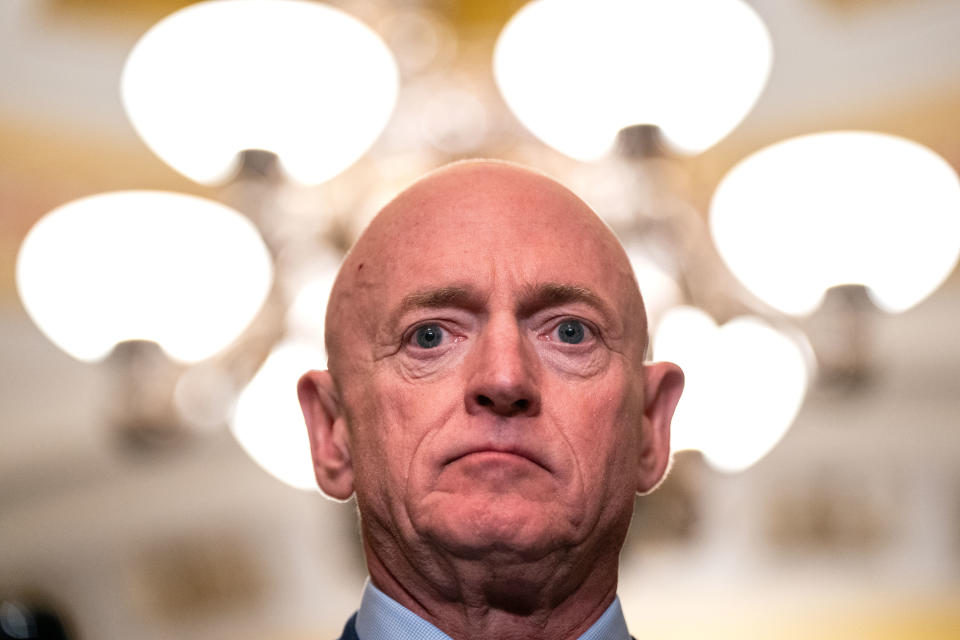 WASHINGTON, DC - 9 DE ABRIL: El senador Mark Kelly (demócrata por Arizona) escucha durante una conferencia de prensa después de un almuerzo de política del partido demócrata en el Senado en el Capitolio de los Estados Unidos el 9 de abril de 2024 en Washington, DC. Los líderes del Senado hablaron con los periodistas sobre una variedad de temas, incluidos los vehículos eléctricos, el fallo de la Corte Suprema de Arizona que emite una prohibición casi total del aborto y el inminente juicio político al secretario de Seguridad Nacional, Alejandro Mayorkas. (Foto de Kent Nishimura/Getty Images)