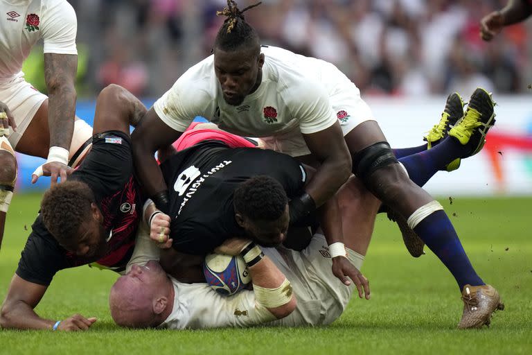 El inglés Dan Cole, arriba, en un muy luchado partido ante Fiji