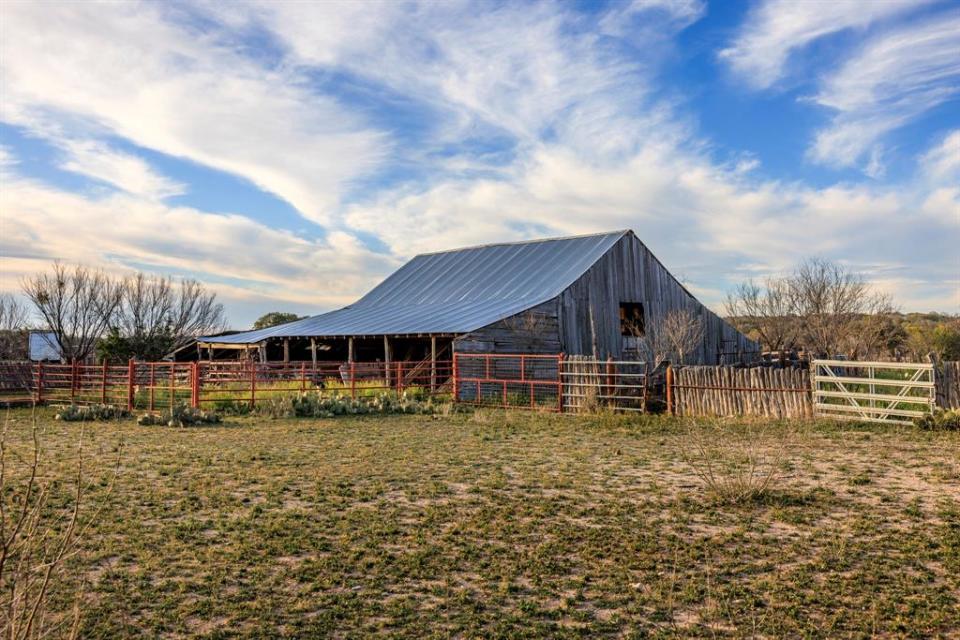 There are various outbuildings on the property. Traeger Fuhrmann