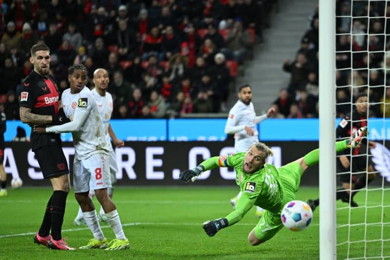 Leverkusen's Robert Andrich (L) scores his side's second goal of the game during the German Bundesliga soccer match between Bayer Leverkusen and FSV Mainz 05 at BayArena. Marius Becker/dpa