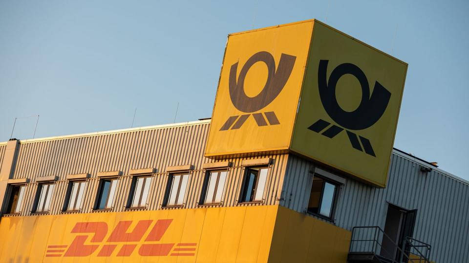 Die Logos der Deutschen Post und von DHL.