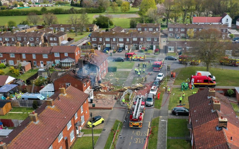 The immediate aftermath of the explosion in Mill View, Willesborough -  UkNewsinPictures