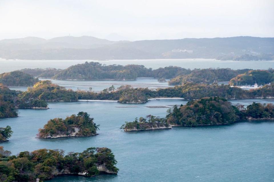 松島海岸之景由約260塊奇岩怪石和島嶼相連形成，在日本甚為罕見。