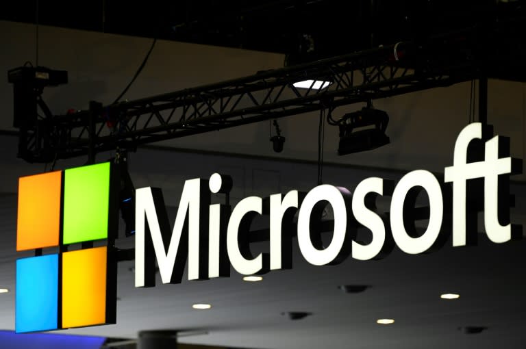 Le logo de la multinationale américaine Microsoft est visible au Mobile World Congress (MWC), le plus grand rassemblement annuel de l'industrie des télécommunications, à Barcelone, le 2 mars 2023. (Josep LAGO)