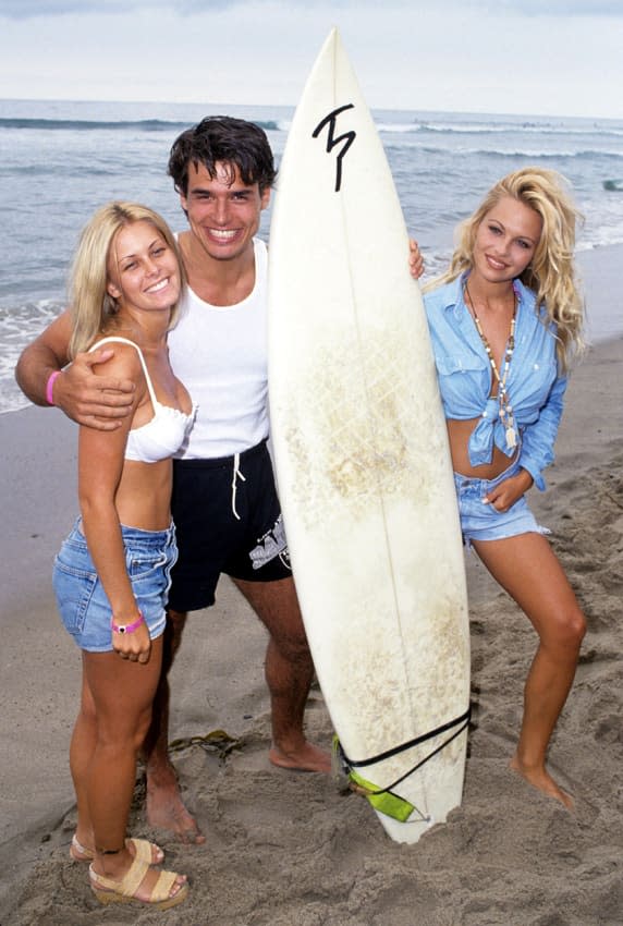 Nicole Eggert, Antonio Sabato Jr y Pamela Anderson que participaron en Los vigilantes de la playa