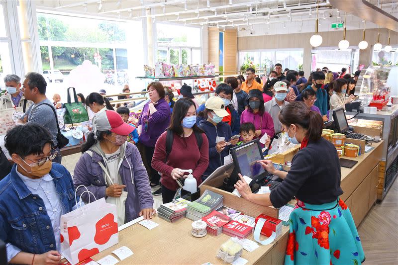 亞尼克台北內湖旗艦店開幕首日推出百人百元生乳捲活動，現場熱鬧滾滾。（圖／品牌業者提供）