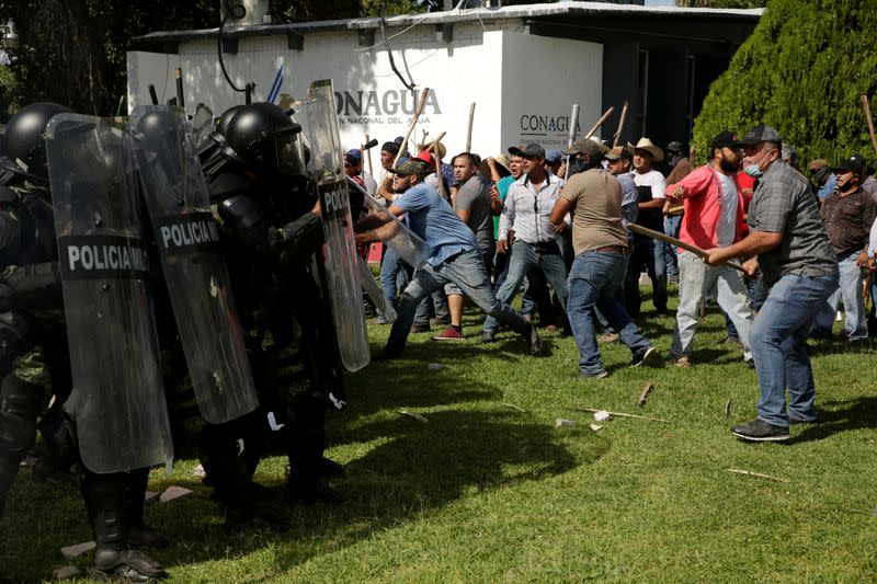 Protesta contra la decisión del gobierno mexicano de desviar agua de la represa La Boquilla a Estados Unidos