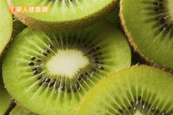 根據食品藥物管理署台灣食品成分資料庫，平均每100公克奇異果含約73毫克維生素C，是水果界中的佼佼者。