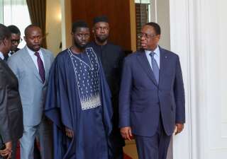 Le 28 mars 2024, à Dakar (Sénégal). Bassirou Diomaye Faye, nouveau président du Sénégal, dans le palais présidentiel, avec son mentor Ousmane Sonko et le président sortant, Macky Sall. . Photo Senegalese Presidency / AFP