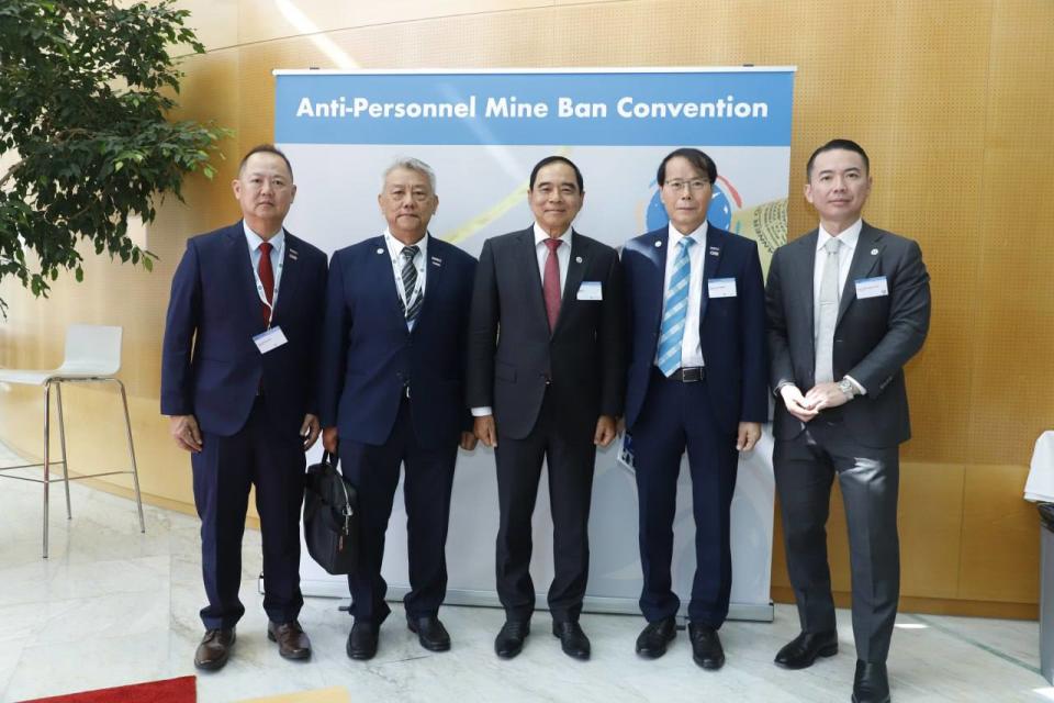 HE Dr. Ly Thuch, Senior Minister, First Vice President of the Cambodian Mine Action and Victim Assistance Authority (CMAA) and President of the Ottawa Convention 2024 (centre), chaired the “Private Sector Partnership Towards a Mine-Free World” dialogue during the Convention to Ban Anti-Personnel Mines in Geneva, Switzerland. (From right to left) Mr. Gabriel Tan, Chief Communications Officer, Prince Holding Group and Head of Prince Foundation; Mr. Robert Hwang, Vice-Chairman of TAFTAC; Mr. Albert Tan, Vice-Chairman of TAFTAC; and Mr. Andrew Tey, Director of CGTI Centre were part of the Cambodian delegation.