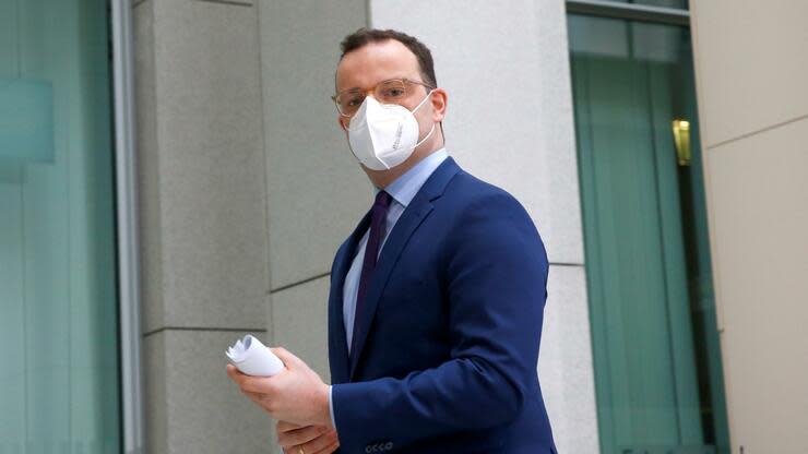 Bundesgesundheitsminister Jens Spahn (CDU) verlässt die Pressekonferenz vor dem Start des Impfprogramms gegen die Coronavirus-Erkrankung. Foto: dpa