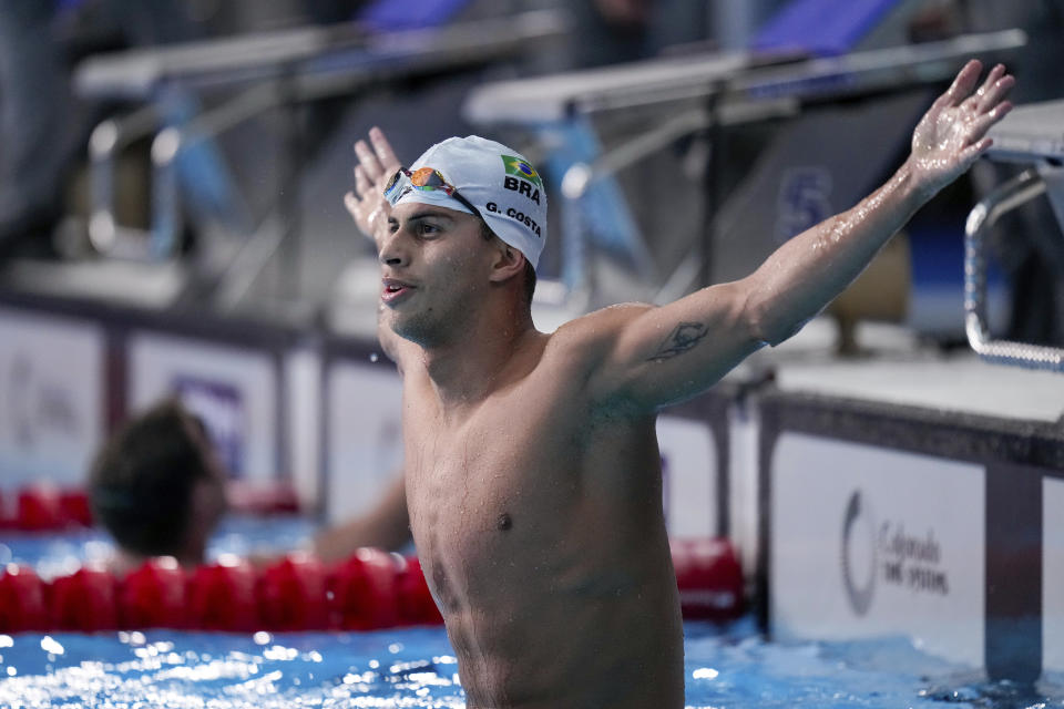 El brasileño Guillherme Costa celebra tras ganar la medalla de oro en los 1.500 metros estilo libro de la natación de los Juegos Panamericanos en Santiago, Chile, el miércoles 25 de octubre de 2023. (AP Foto/Silvia Izquierdo)