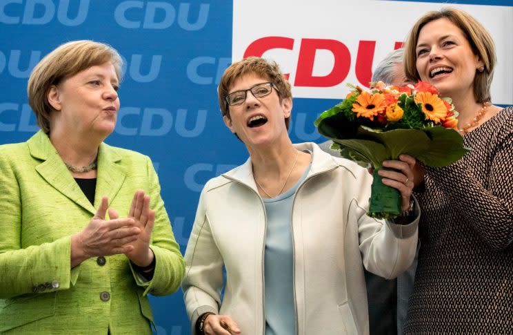 Angela Merkel und Julia Klöckner gratulieren Annegret Kramp-Karrenbauer zum Wahlsieg (Bild: dpa)
