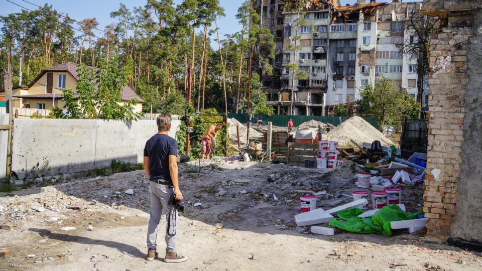 In Irpin bei Kiew sieht Markus Lanz ganze Wohngebiete, die durch den Krieg zerstört wurden. (Bild: ZDF/Silke Gondolf)