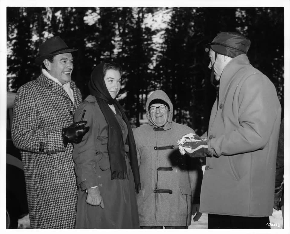 Jack Hawkins, Shirley MacLaine, Kameramann Joseph Ruttenberg und Regisseur Charles Walters bekommen einen Vorgeschmack auf den kalifornischen Schnee, als sie 1961 zum Drehort in Lone Pine für den Film 