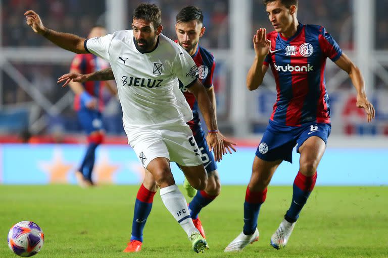 Corre Cauteruccio, aplaudido por los hinchas de San Lorenzo