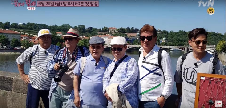 將於本週五（29日）迎來首播的tvN綜藝節目《花樣爺爺Returns》，於近期公開官方海報和預告影片。此次，節目組以美麗的東歐城市為背景，五位爺爺和「挑夫」李瑞鎮在其中享受快樂的假期。