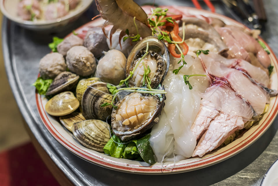 銅鑼灣美食︱戲棚花牌鵝頸橋四季火鍋店 招牌胡椒豬骨花白鍋+即炒辣雞煲  推介鹹食心太軟