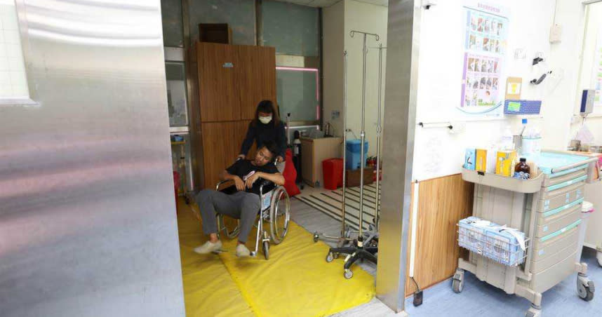 少年在家人的攙扶之下坐上輪椅推至本院急診室。(示意圖)