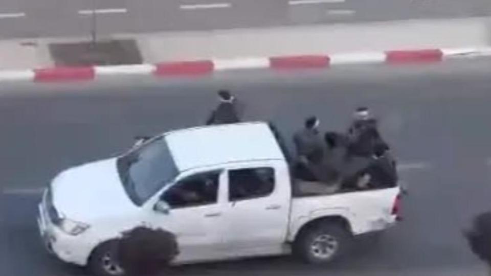 15名哈瑪斯成員乘坐一輛豐田（Toyota）皮卡車。（圖／翻攝自 推特@giladalper）