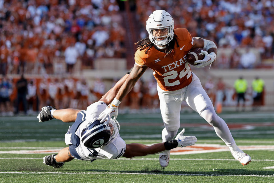 AUSTIN, TEXAS - OKTOBER 28: Jonathon Brooks #24 van de Texas Longhorns breekt een tacklepoging van Siale Esera #54 van de Brigham Young Cougars in de tweede helft in het Darrell K Royal-Texas Memorial Stadium op 28 oktober 2023 in Austin, Texas .  (Foto door Tim Warner/Getty Images)