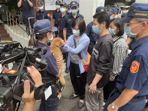 媽媽上車前，還在摸了一下「咖啡」後在上車。（圖／記者陳啟明攝）