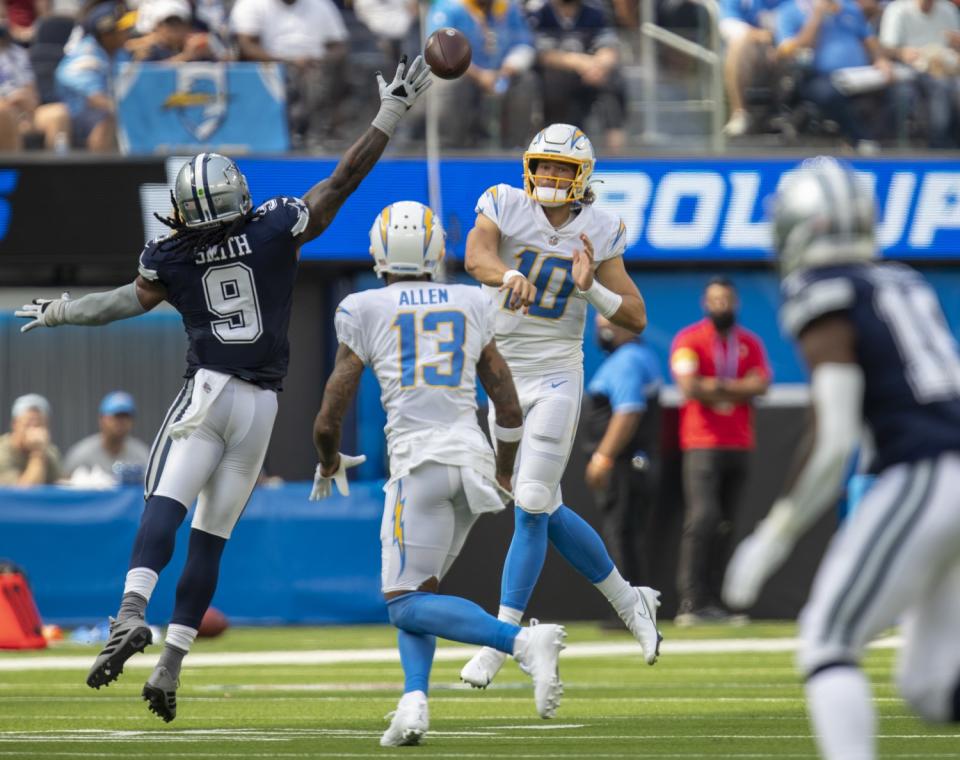 Dallas Cowboys middle linebacker Jaylon Smith tries to block a pass by Chargers quarterback Justin Herbert.