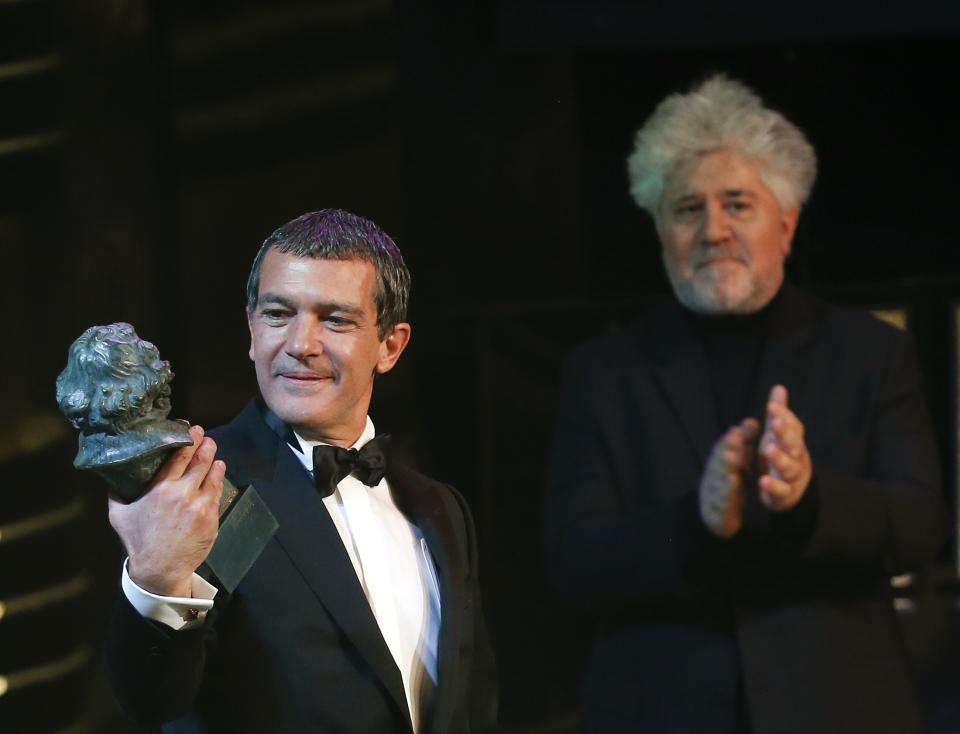 Antonio Banderas recibe su Goya de manos de Almodóvar.