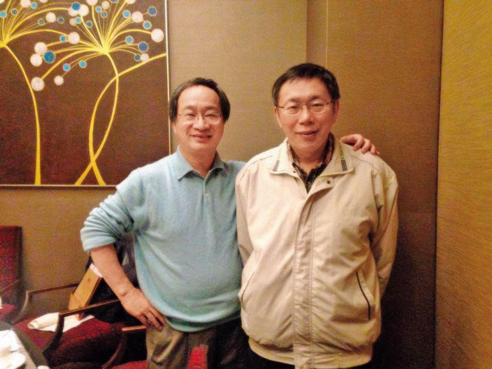 柯文哲（右）找來台北市文化基金會董事長小野（左）擔綱競選總幹事，外界關注小野如何擺平選辦內鬨。（翻攝柯文哲臉書）