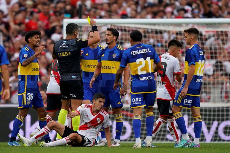 Escena del partido que disputan River Plate y Boca Juniors.