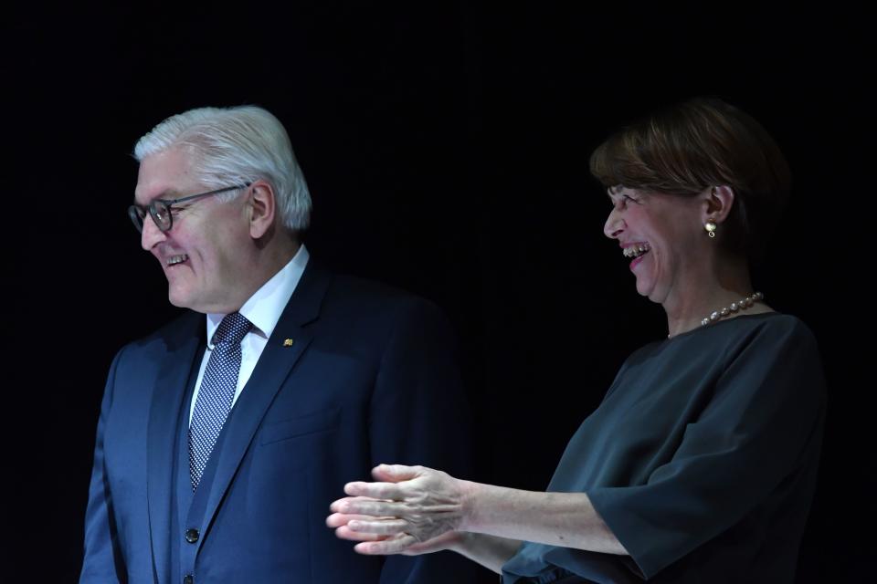 <p>Deutschlands Bundespräsident Frank-Walter Steinmeier besucht mit seiner Ehefrau Elke Büdenbender die Premiere des Musicals „Anatevka“. Mit der Premiere des US-amerikanischen Musicals feiert die Komische Oper Berlin ihren 70. Geburtstag. (Bild: Paul Zinken/dpa) </p>