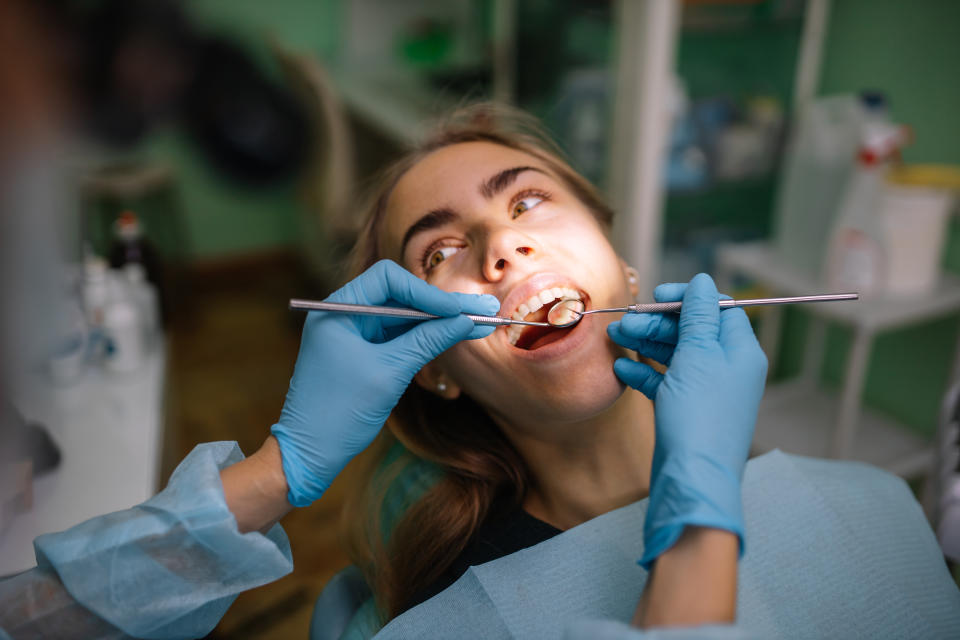 Neben der sorgfältigen Mundhygiene ist es wichtig, nach einem Zahnunfall regelmäßige Kontrolltermine wahrzunehmen. (Foto: Getty Images)