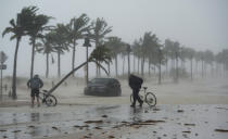 <p>Zwei Männer schieben in Fort Lauderdale, Florida, in Nähe des Ufers ihre Fahrräder eine überflutete Straße entlang. (Bild: Paul Chiasson/The Canadian Press/AP/dpa) </p>