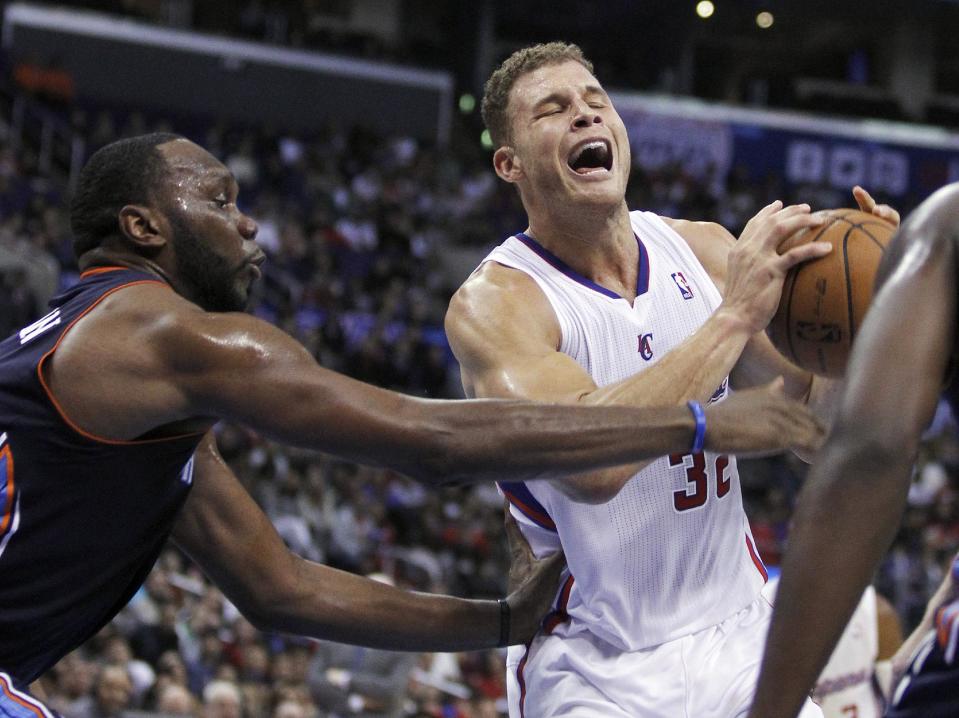 Los Angeles Clippers forward Blake Griffin, right, pulls up to shoot as Charlotte Bobcats center Al Jefferson, left, defends during the first half of an NBA basketball game Wednesday, Jan. 1, 2014, in Los Angeles. (AP Photo/Alex Gallardo)