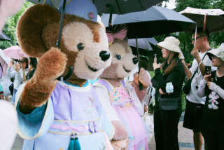 Les mascottes de Duffy and Friends dans le parc Disney de Shanghai, le 4 septembre 2023. C’est la ligne de jouets la plus populaire en Asie, particulièrement en Chine, et la plus vendue dans les trois parcs asiatiques du groupe (Shanghai, Hong Kong et Tokyo).. PHOTO IMAGINECHINA/AFP