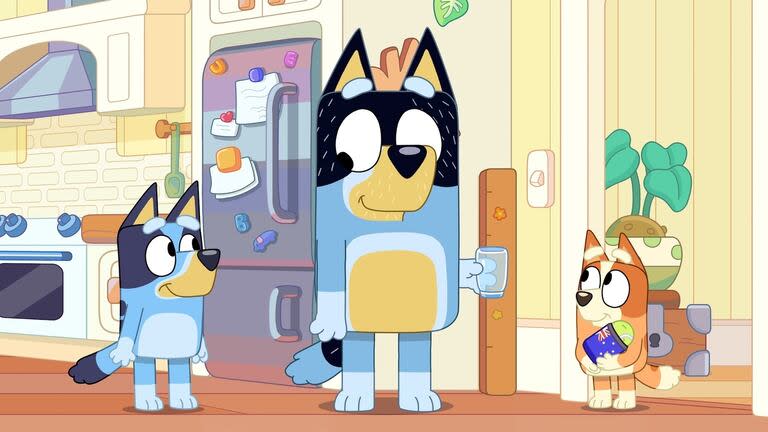 Bluey, la perrita en edad preescolar que protagoniza la serie infantil éxito, junto a su padre arqueólogo Bandit y su hermanita menor, Bingo